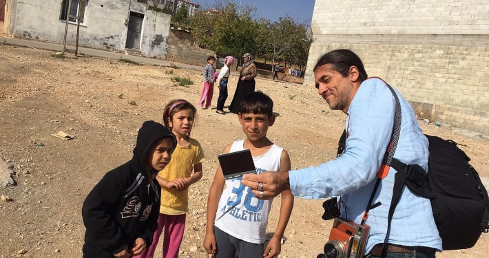 Galactus Traduzioni Milano: In Turchia il fotografo Italiano Charley Fazio trasforma i bambini siriani rifugiati in reporter